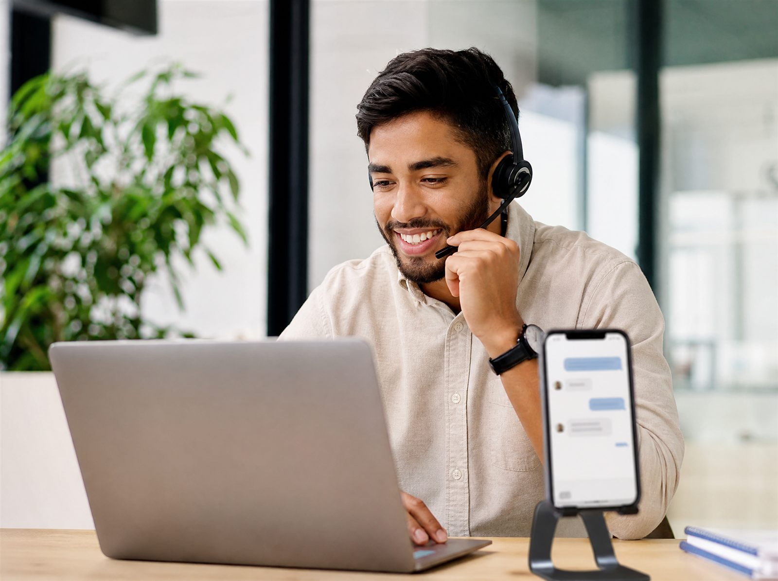 Klantenservice medewerker beantwoordt vragen via WhatsApp